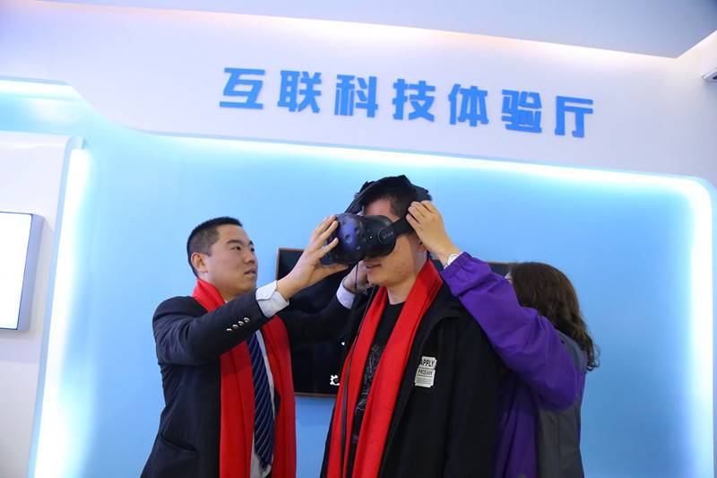 杰出校友母校行