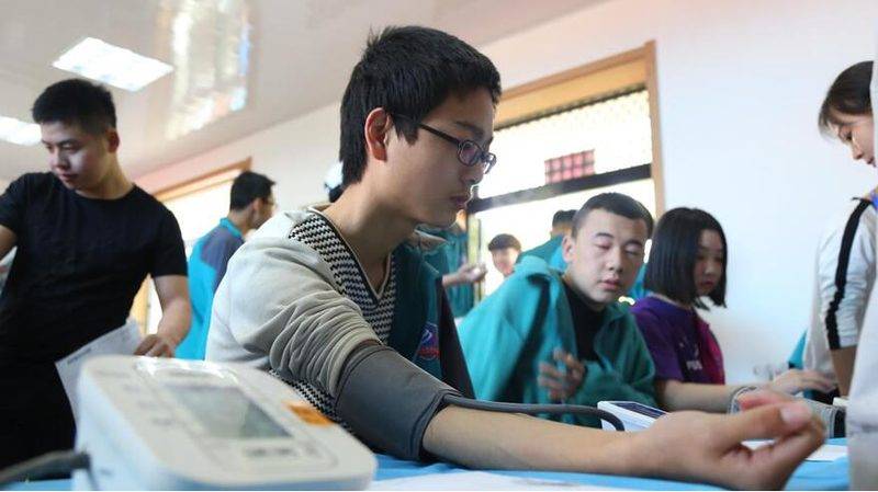 (正在测量血压的学生)