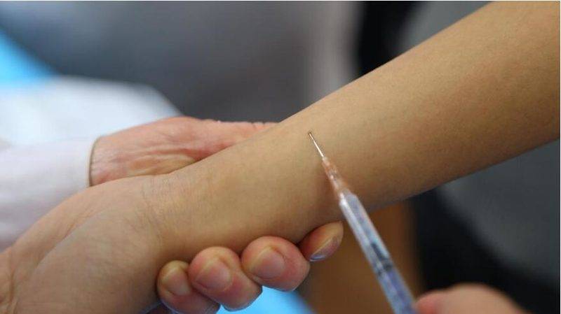 (为同学们检测是否过敏)