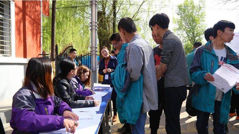 (体检完成的同学将体检表交回领表处)