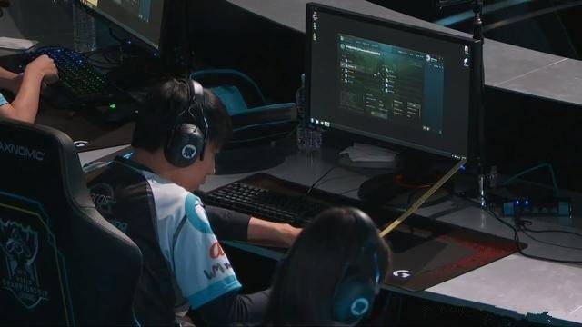 电竞赛场上的选手和装备