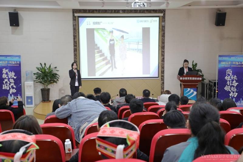 新华学子正在讲解自己作品