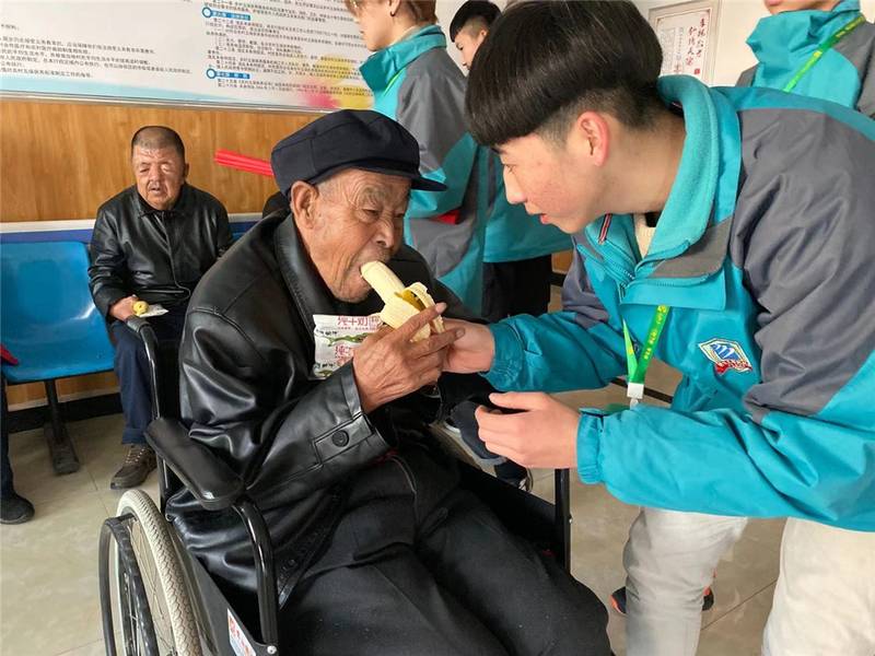 山西新华学生会开展敬老院志愿者活动