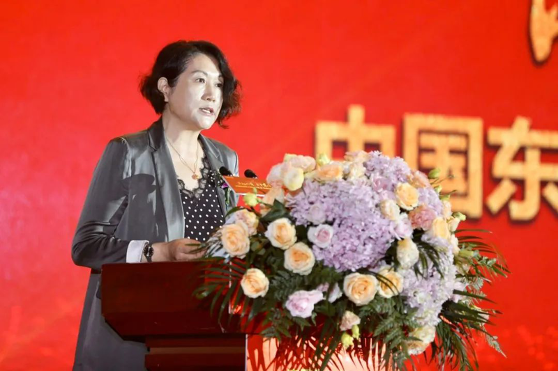 蔺琪理事长宣读中国民办教育协会贺信