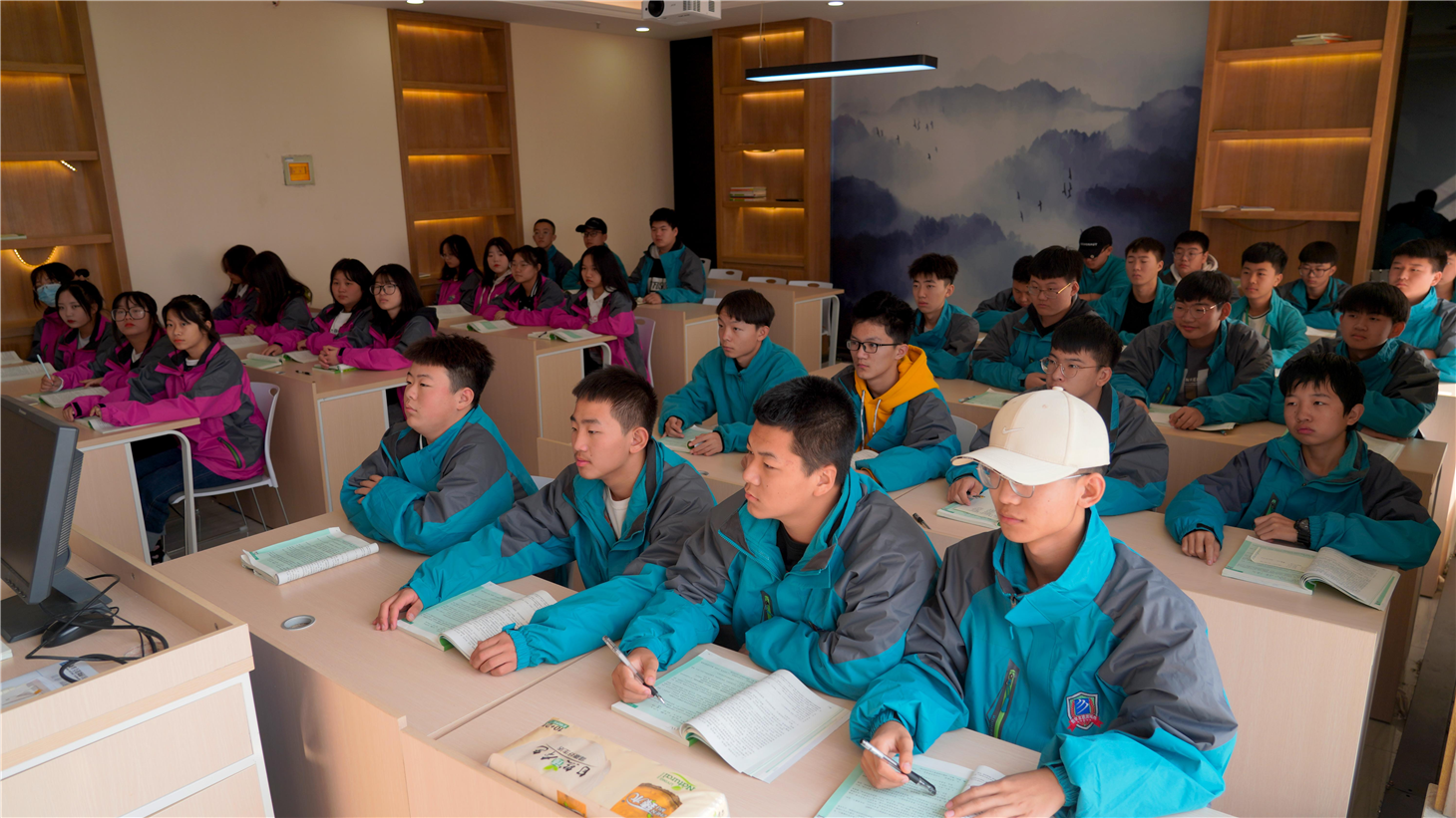 ɽ»ѧУѧڡɲ֮·ֹһ