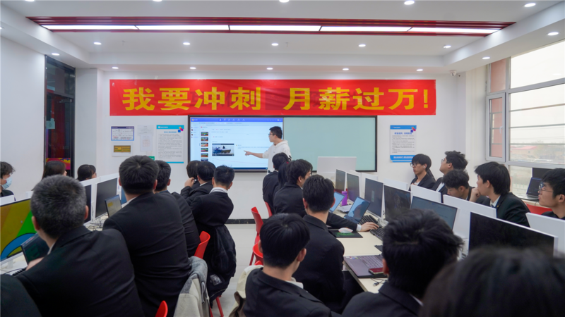 应届生超越千万?!职教政策持续利好,如何选择合适的学校?