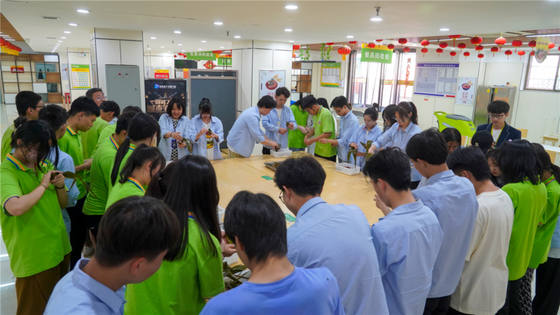 山西新华电脑学校师生一起包粽子啦!