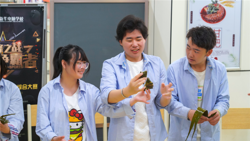 山西新华电脑学校师生一起包粽子啦!