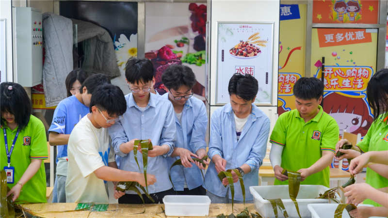 山西新华电脑学校师生一起包粽子啦!