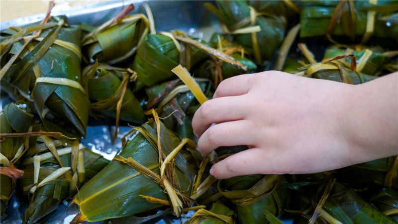 山西新华电脑学校师生一起包粽子啦!