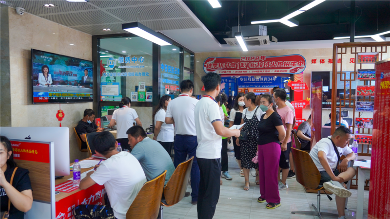 招生现场人山人海,中考后山西新华电脑学校迎来报名热潮