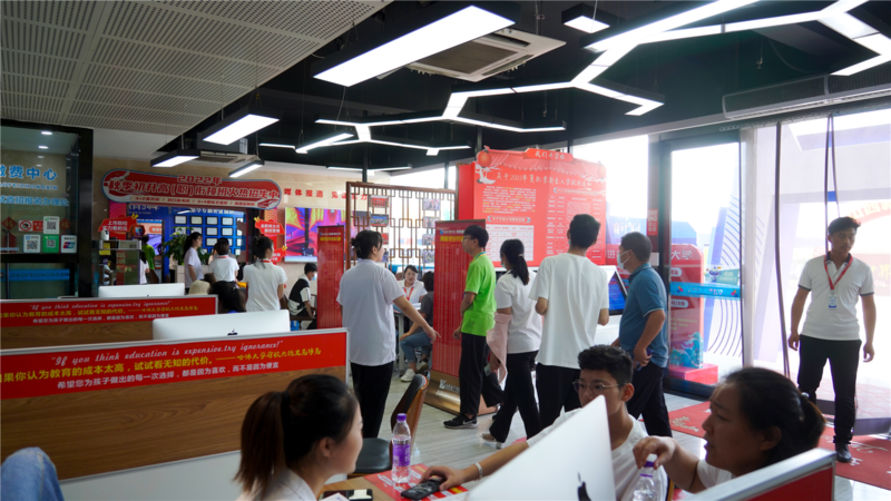 招生现场人山人海,中考后山西新华电脑学校迎来报名热潮