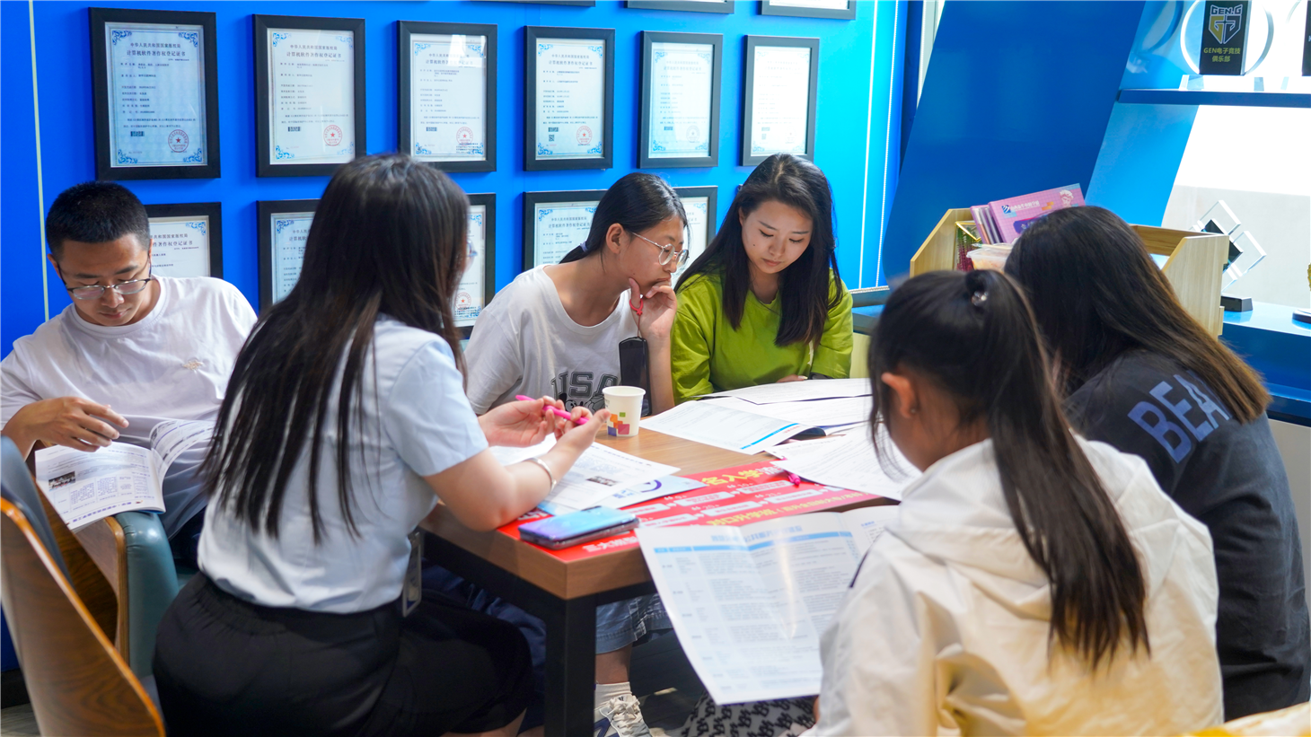 δɽ»ѧУѡͬѧӪԲ