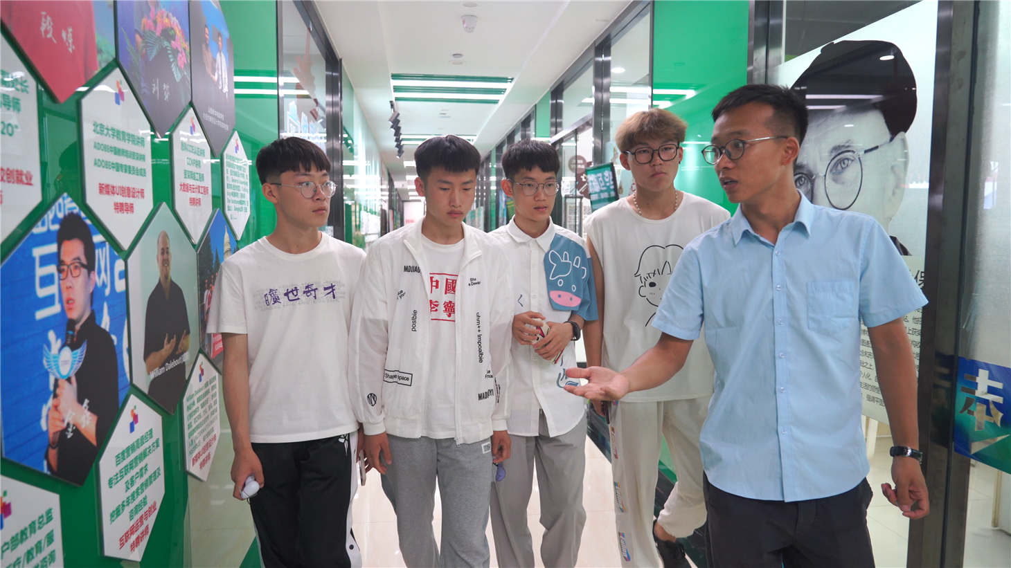 δɽ»ѧУѡͬѧӪԲ