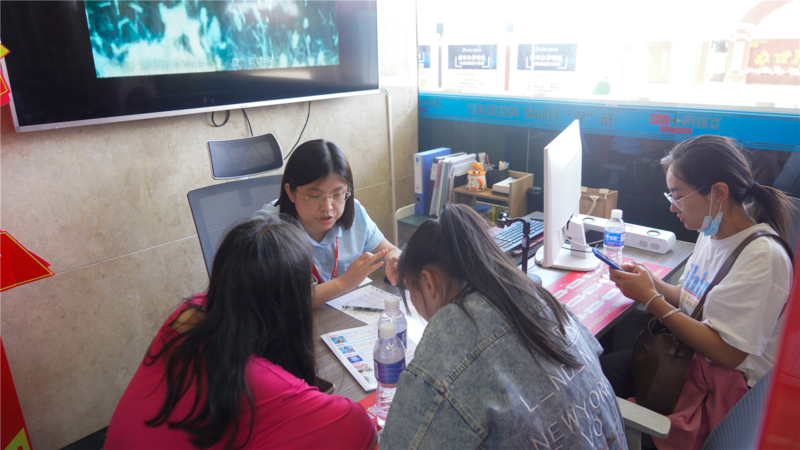 报名火爆!中考分数陆续公布,山西新华电脑学校报名现场再掀热潮