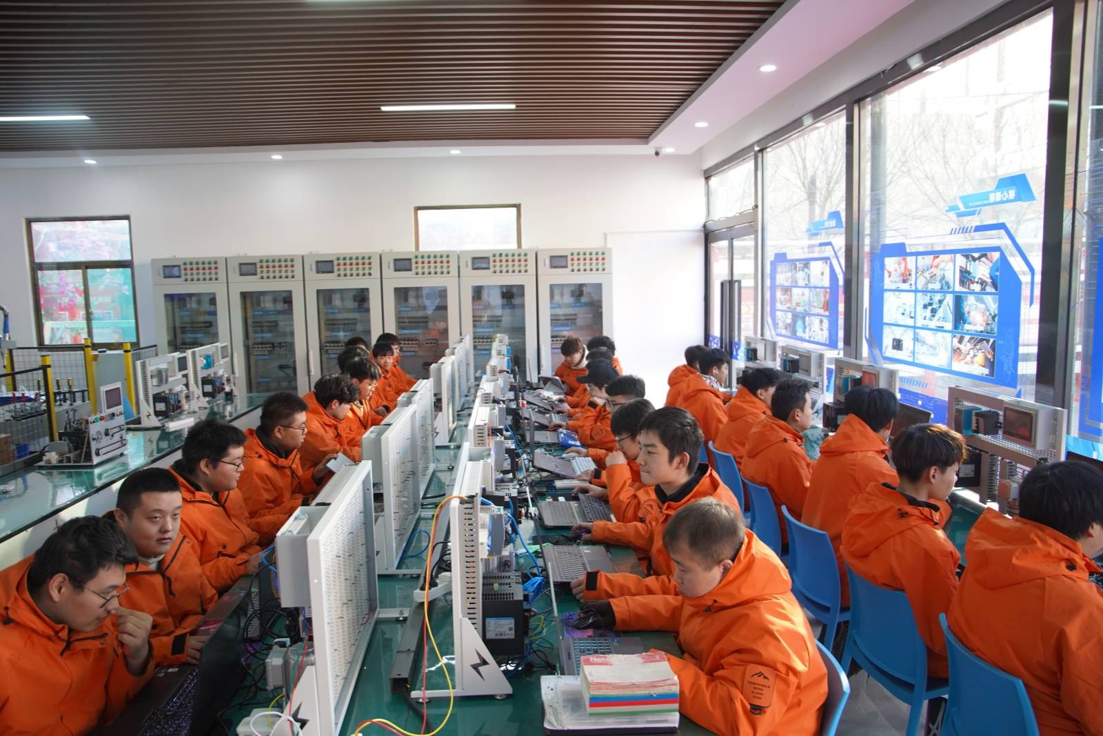 ʵ�ٽ�ѧ + ����רҵ��ɽ���»����������ɳ�֮·