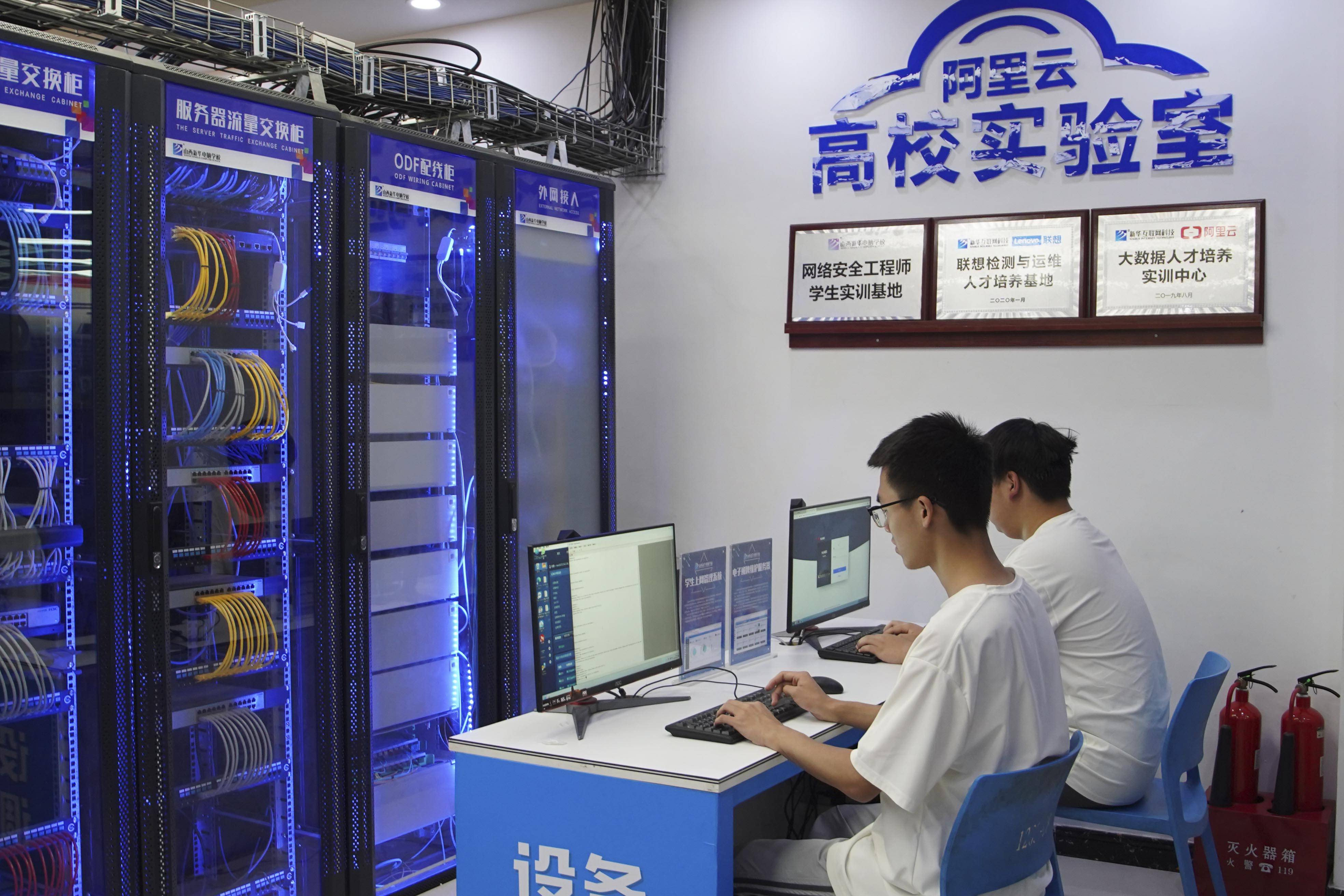 山西新华网络专业实训机房