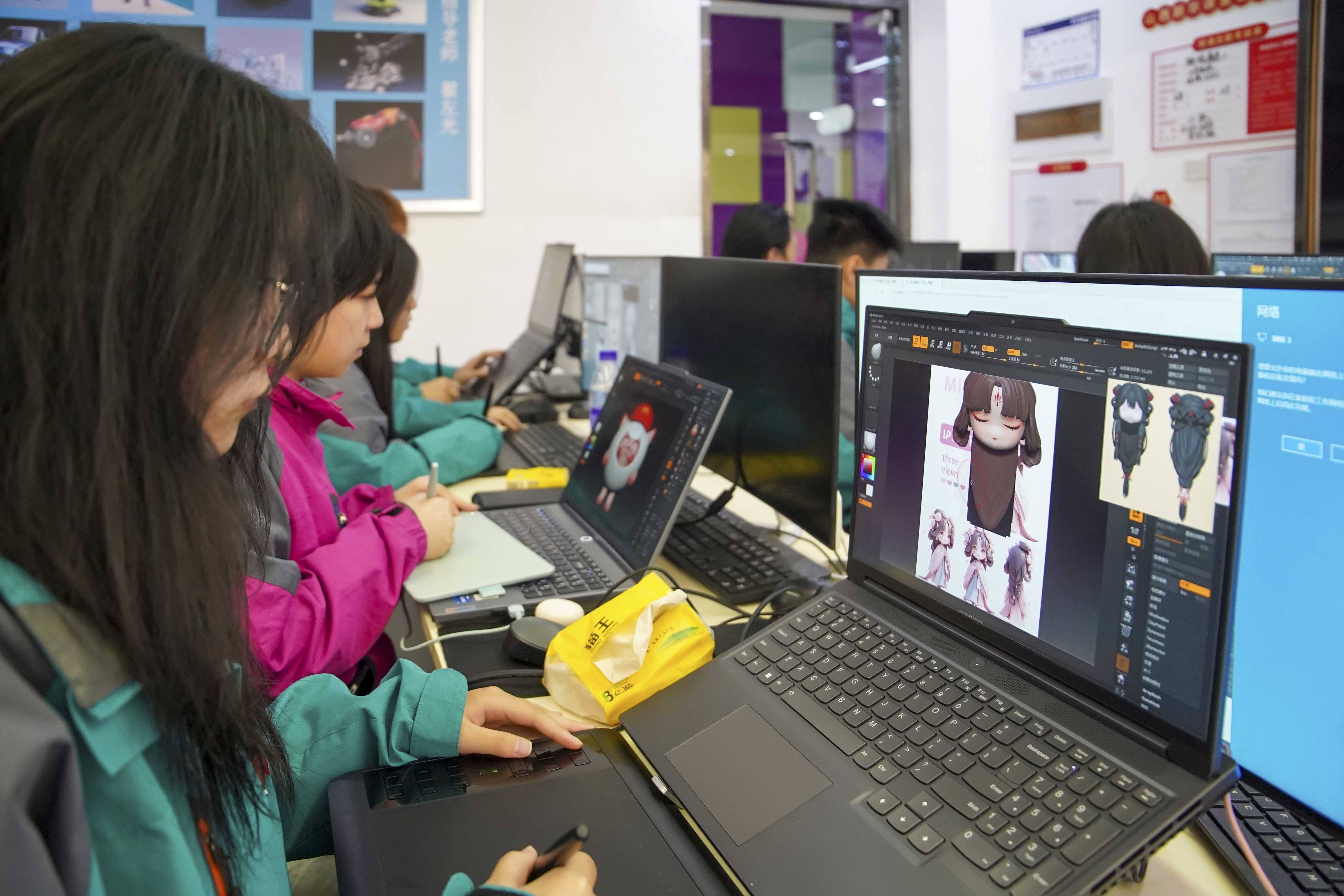 ɽ���»�����רҵѧ���������Ϸ��ɫ